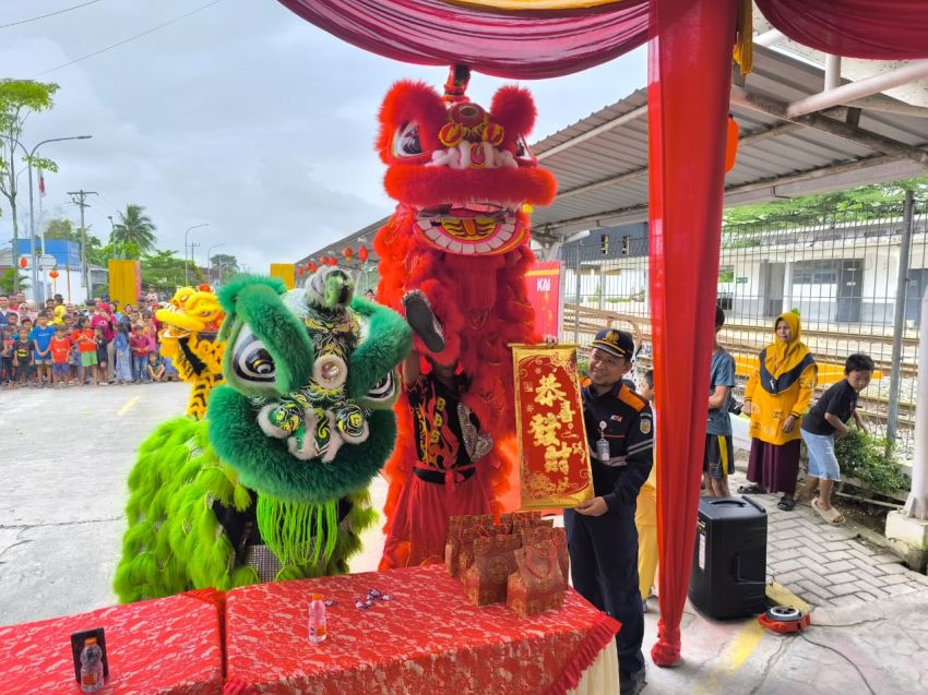 Rayakan Imlek, KAI Divre I Hadirkan Pertunjukan Barongsai di Stasiun Lubuk Pakam