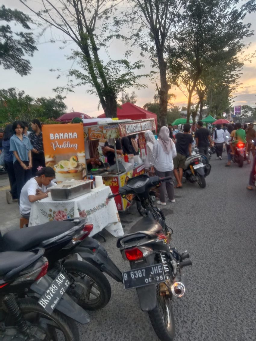 Pedagang Musiman Ramai Jajakan Makanan dan Minuman Berbuka Puasa di Jalan Dr Mansyur Medan