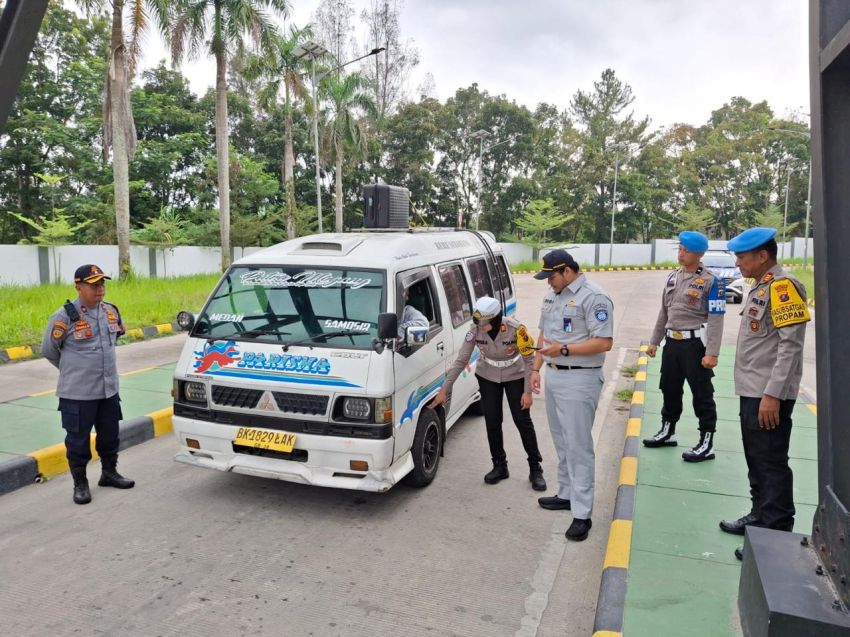 Polres Pematangsiantar Ramcek Kendaraan dan Periksa Kesehatan Sopir di Terminal Tanjung Pinggir