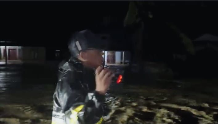Bupati Tapteng Bantu Evakuasi Warga, BPBD Update Banjir di Tapteng