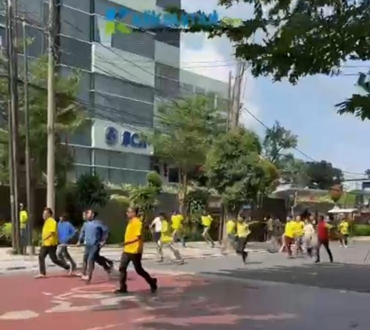 Musda Golkar Sumut Diwarnai Kericuhan, Massa Berkaus Kuning Lempar Batu dan Petasan ke Arah Hotel JW Marriott