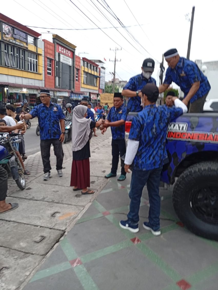 DPD Kombat Deliserdang Bagikan Ratusan Paket Takjil di Sunggal