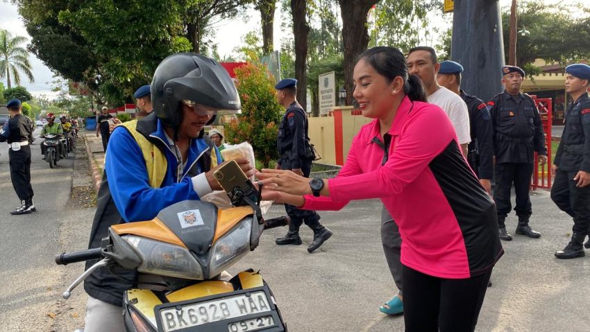 Brimob Kompi 2 Yon B Pematangsiantar Berbagi Takjil untuk Warga dan Ojol