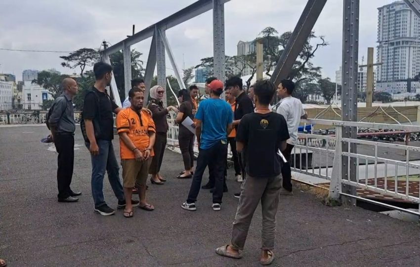 Polisi Rekonstruksi Kasus Pembunuhan yang Dipicu Ejekan Suara Jelek Saat Bernyanyi
