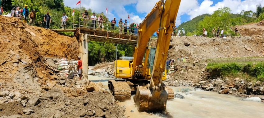 Abutment Jembatan Aek Sipoti Amblas, Pemkab Humbahas Kerahkan Alat Berat