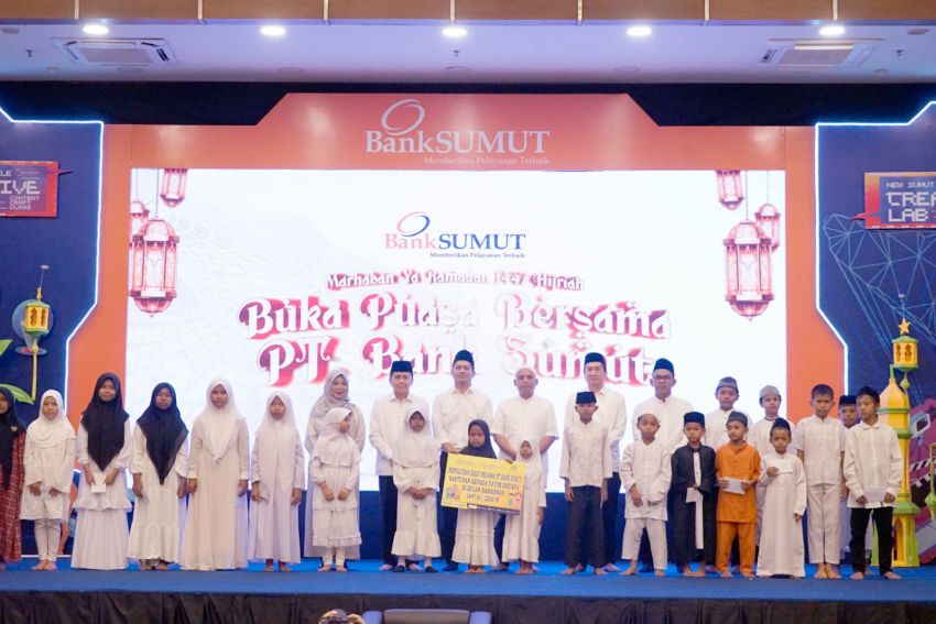 Dirut Bank Sumut Buka Bersama Dengan Pegawai