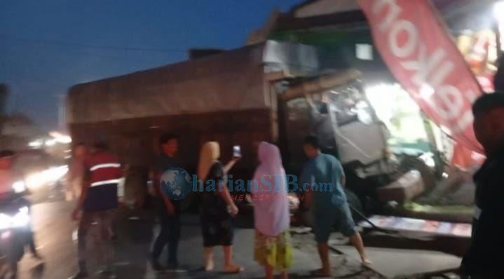 Rem Blong, Truk Sembako Tabrak Motor dan Pagar Rumah di Tapian Dolok, 1 Tewas