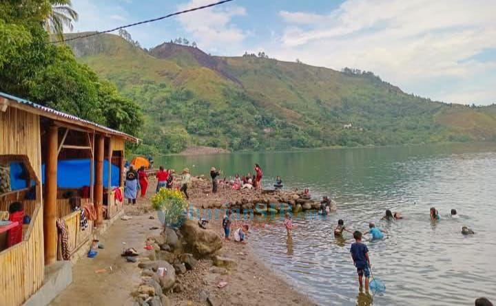 Libur Imlek 2026, Objek Wisata Danau Toba di Sirukkungan Ramai Pengunjung