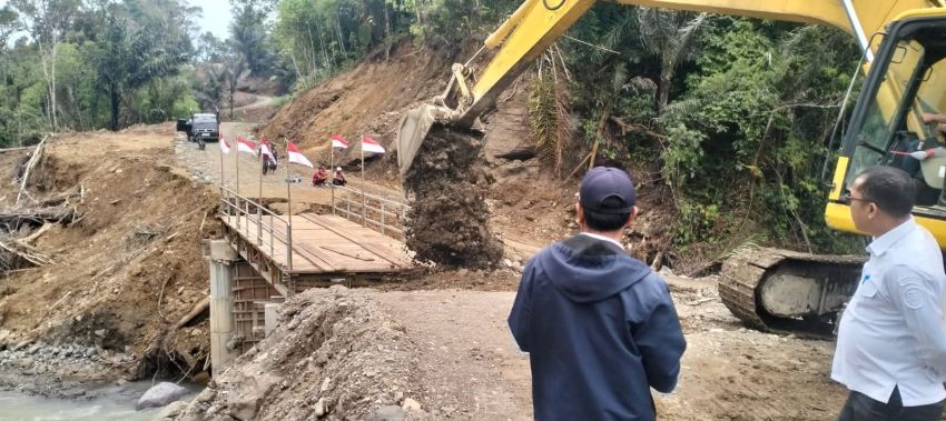 Hujan Deras Putuskan Akses Jalan ke Batu Nagodang, Pemkab Humbahas Bergerak Cepat
