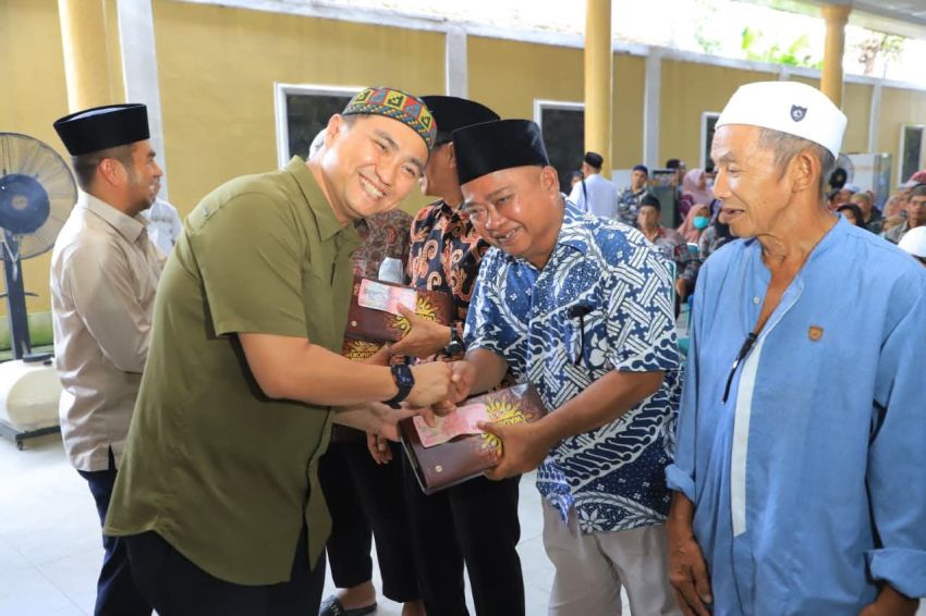 1.530 Guru Ngaji, Bilal Mayit dan Nazir Masjid di Labura Terima Tali Asih