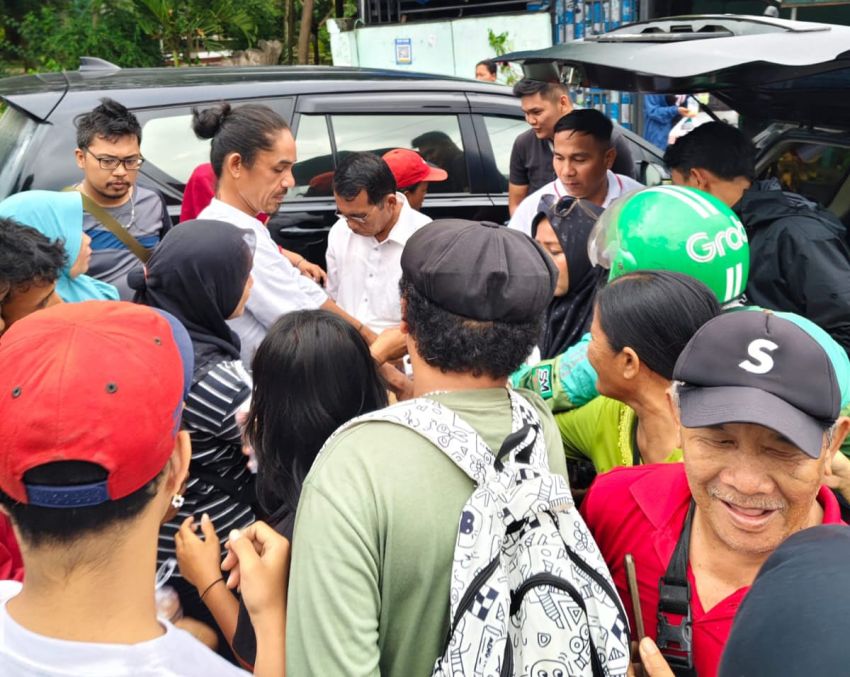 PSI Siantar Bagi Ratusan Takjil di Tugu Becak BSA