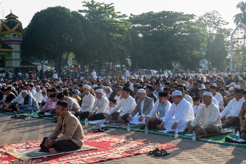 Wali Kota Tebingtinggi Ajak Warga Jaga Persatuan saat Salat Id Bersama di Lapangan Merdeka