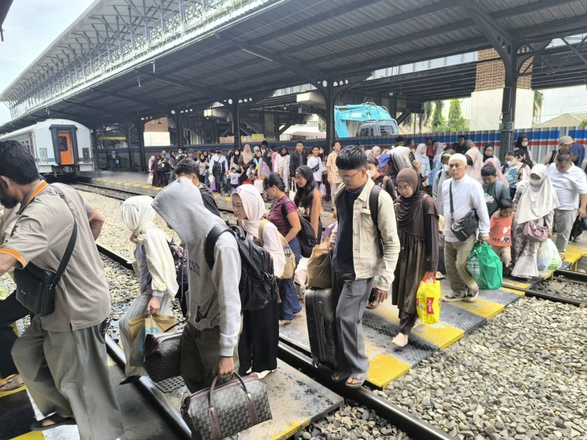 Hari Terakhir Libur Sekolah, Stasiun KA Dipadati Penumpang