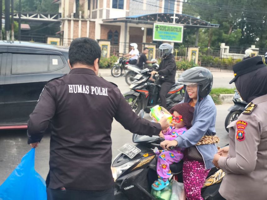 Bid Humas Polda Sumut Bagi Takjil di Depan Mapolda