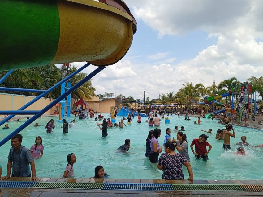 Libur Sekolah Berakhir, Martoba Waterpark Dipadati Pengunjung