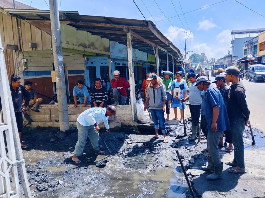 Masyarakat Saribudolok Bersihkan Drianase Jalan Sipisopiso