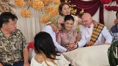 Cinta Segitiga Berujung Pernikahan, Wanita Thailand Dipersunting Dua Pria