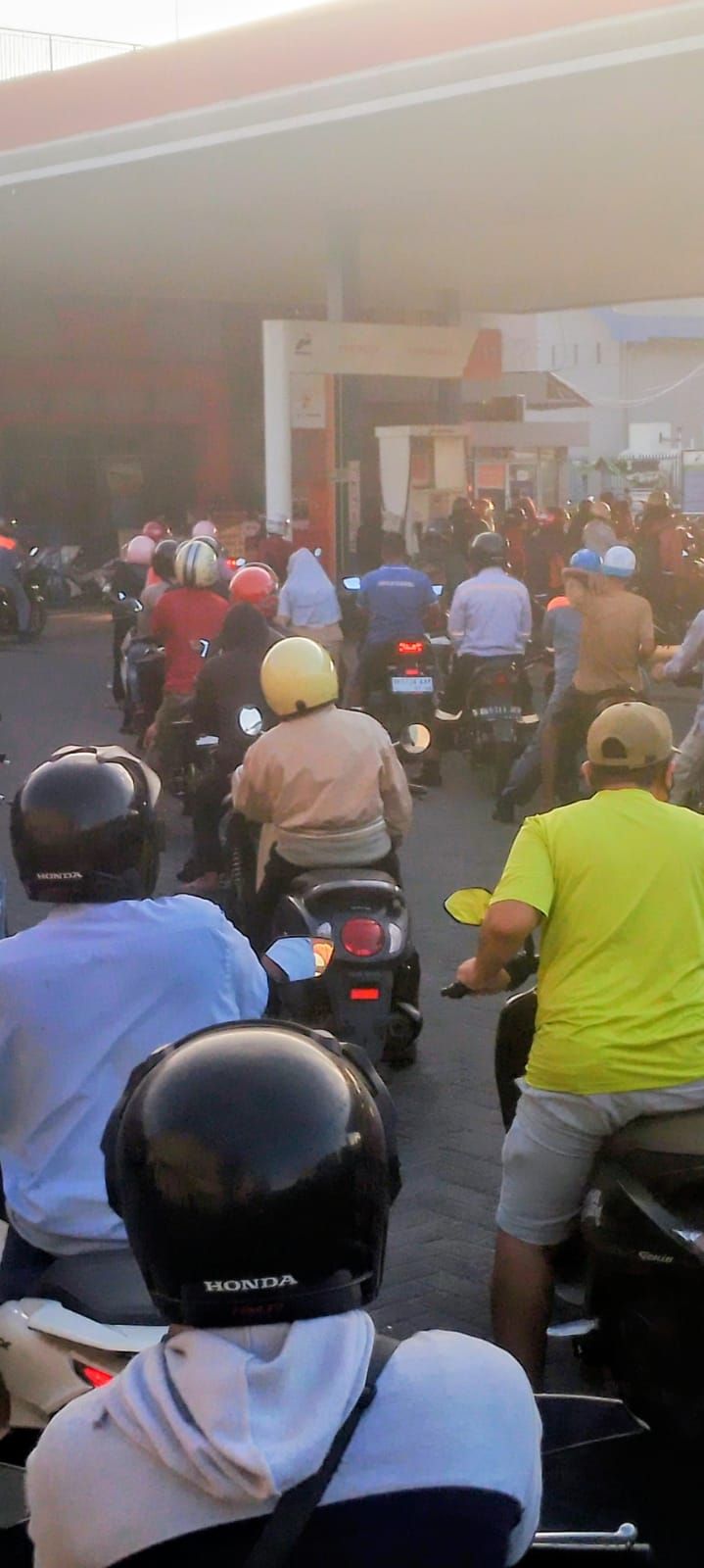 Antrean Panjang Kendaraan di SPBU Medan Utara