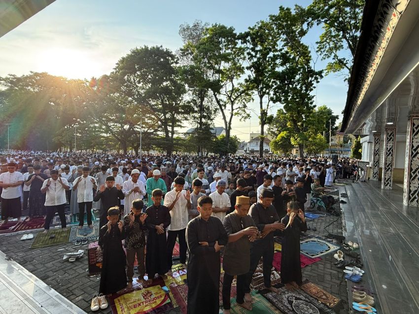 Ribuan Jamaah Padati Lapangan H Adam Malik, Sholat Idul Fitri Berlangsung Aman