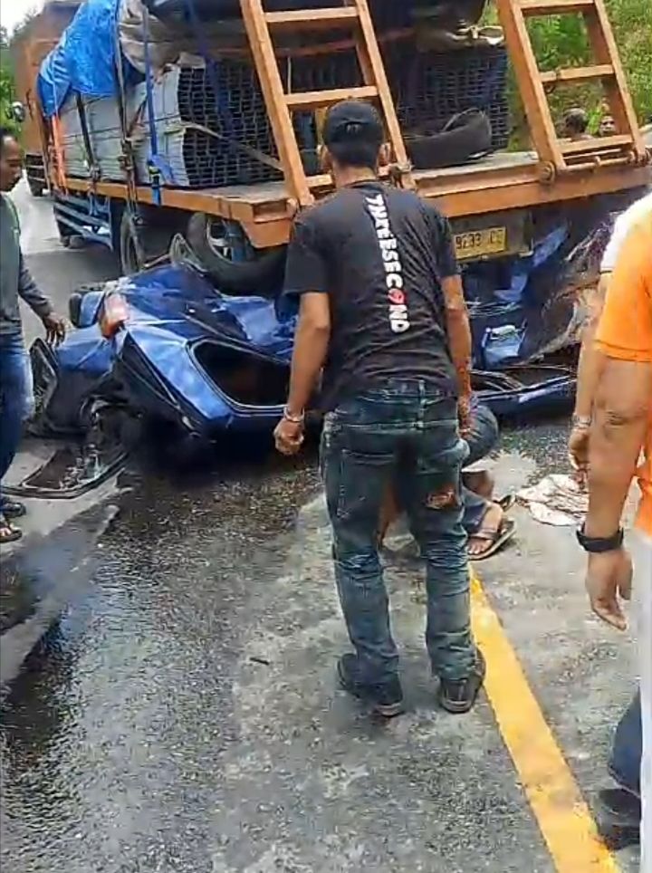 Truk Angkut Baja Ringan Gagal Nanjak di Jalan Alternatif Menuju Parapat, Tiga Orang Asal Riau Tewas