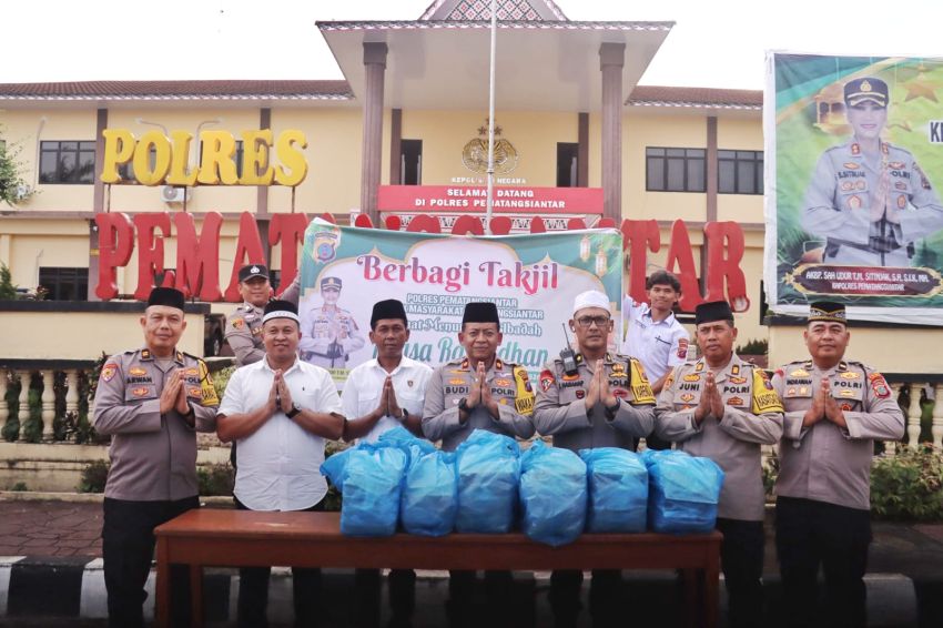 Pererat Kedekatan dengan Warga, Polres Pematangsiantar Bagikan Takjil