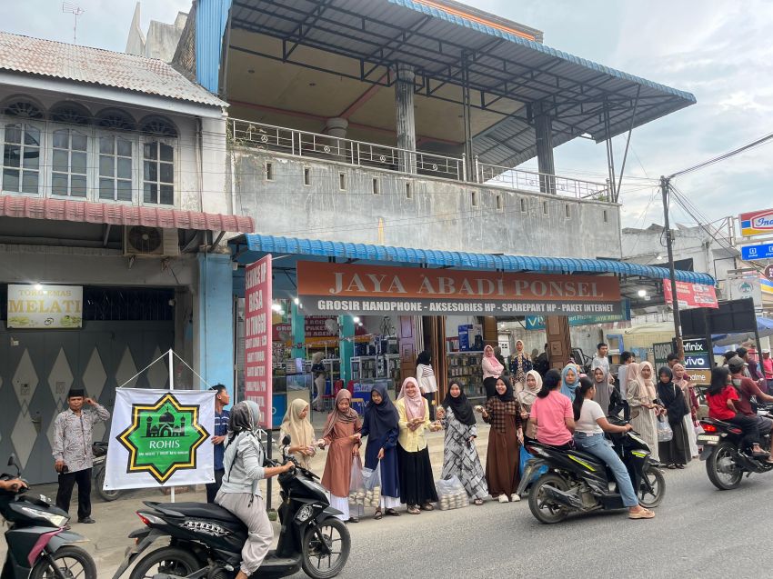 Rohis SMAN 1 Dolok Batunanggar Berbagi Takjil Gratis dan Buka Puasa Bersama