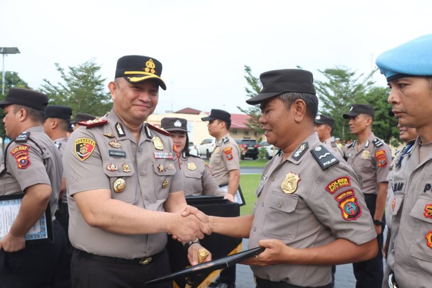 Polres Batubara Berikan Penghargaan Kepada 15 Personil Berprestasi