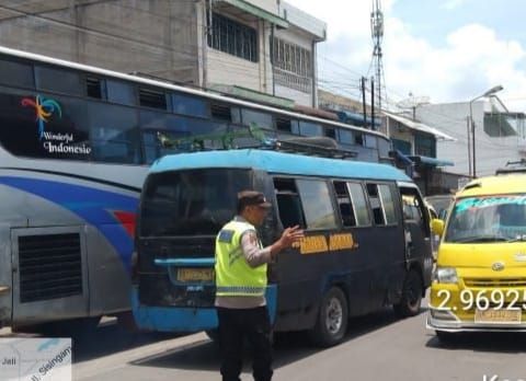 Laporan Warga Via 110, Polisi Sigap Urai Kemacetan di Jalan Patuan Nagari