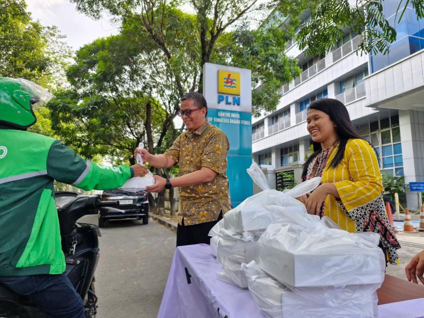 PLN UIP Sumbagut Bagikan Takjil Gratis kepada Pengendara di Medan