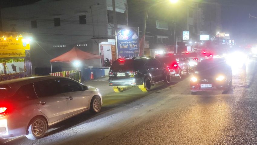 H +3 Lebaran, Kendaraan Roda Empat Padati Jalinsum Aekkanopan