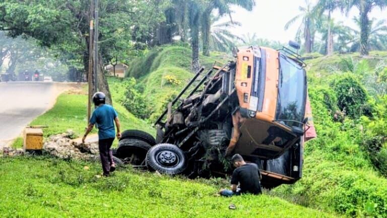 Truk Fuso Muatan Cangkang Sawit Terguling di Jalinsum Batubara