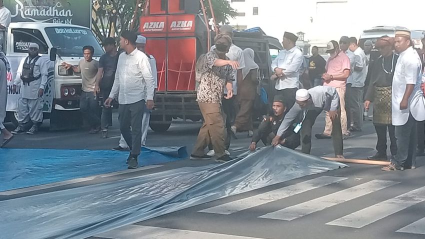 Aksi Damai Aliansi Umat Islam Kota Medan Bentang Terpal di Jalan Depan Kantor Wali Kota Medan