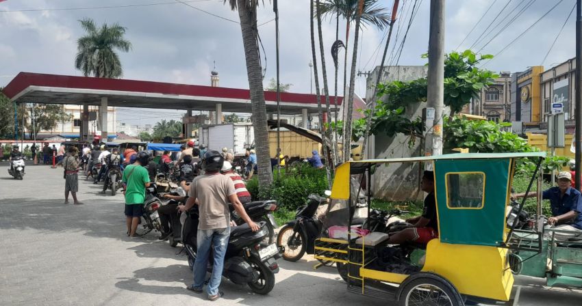 Sejumlah SPBU di Tebingtinggi Dipadati Antrean Kendaraan Bermotor