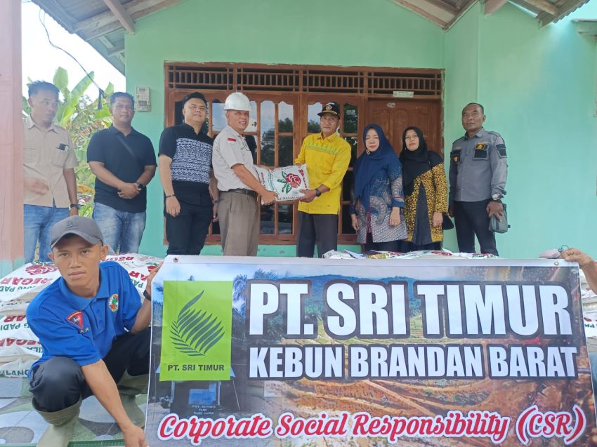 PT Sri Timur dan Mirabilis Tunggal Tualang Salurkan CSR 2 Ton Beras kepada Warga Langkat
