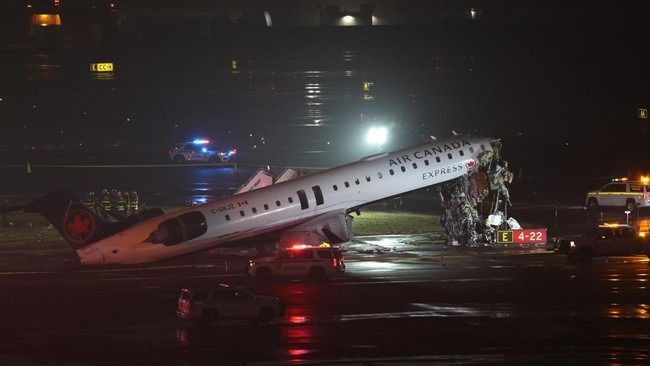 Pesawat dan Kendaraan Damkar Tabrakan di Bandara New York