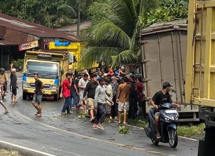 Truk Tabrak Mobil dan Sepeda Motor di Bandardurian Labura, Pengendara Sepeda Motor Tewas