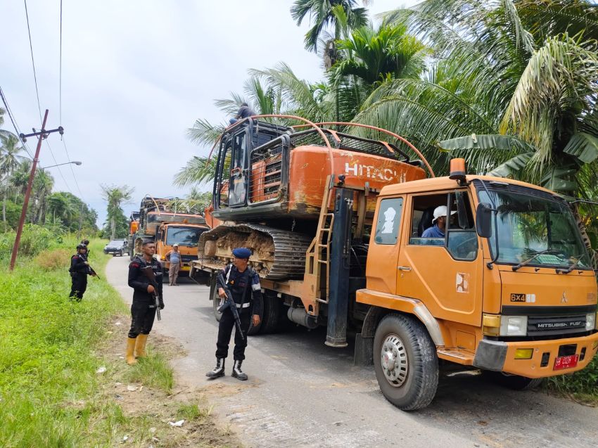 Brimob Bersenjata Lengkap Kawal Evakuasi Alat Berat Tambang Emas Ilegal Tapsel&ndash;Madina ke Batalyon C Sipirok
