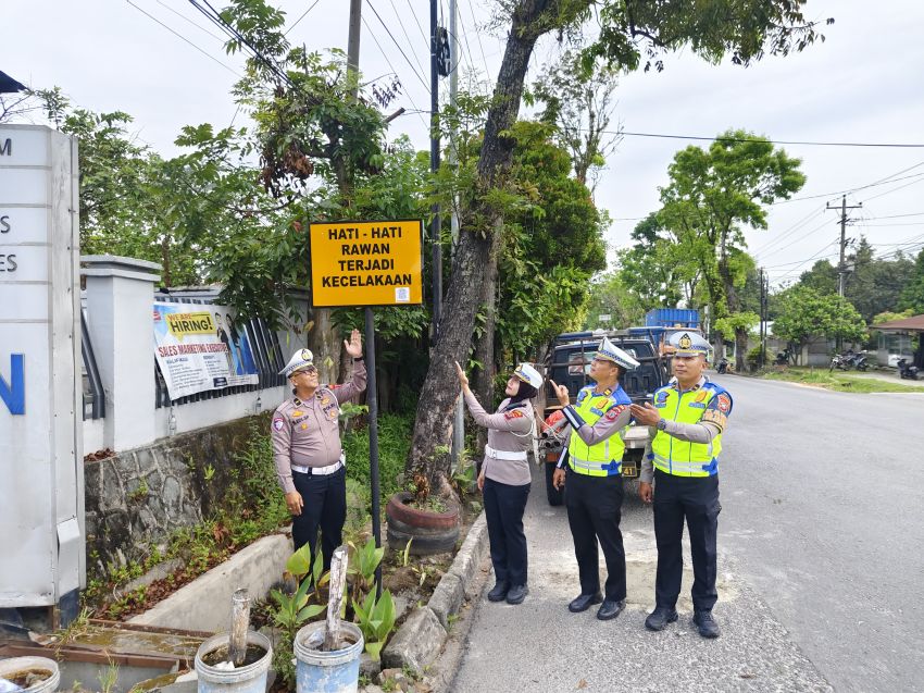 Sat Lantas Polres Siantar Pasang Rambu Peringatan di Jalan Medan dan Parapat