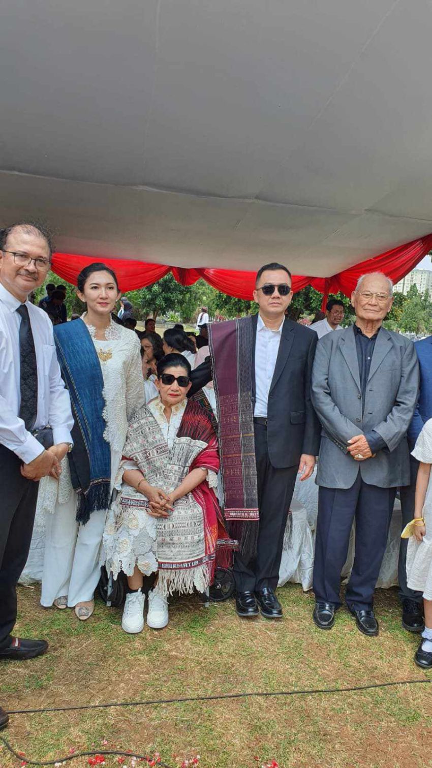 Eks Kadiv Humas Polri Dimakamkan di TMP Kalibata, Prosesi Adat Dihadiri Ketua Pembina Gereja Pentakosta