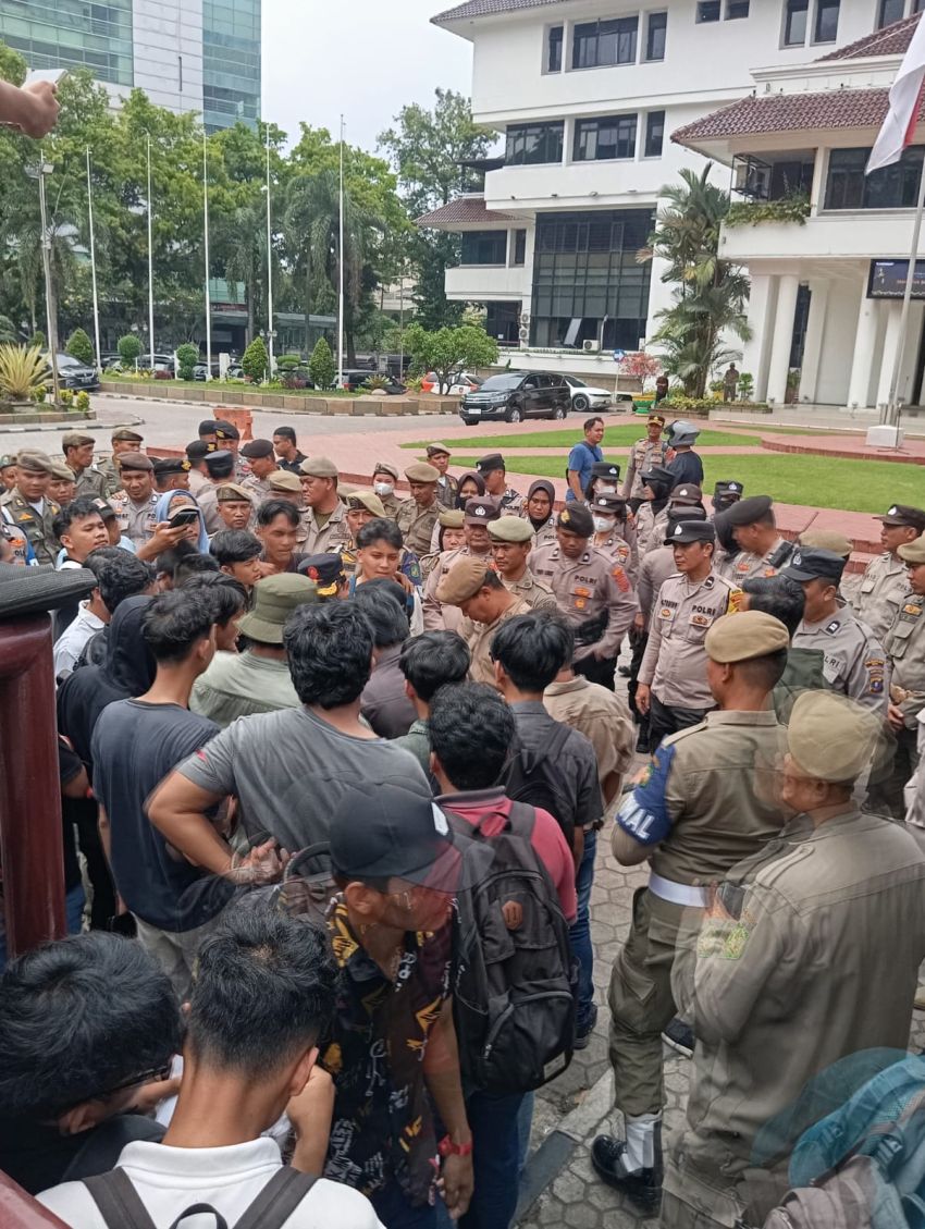 Nyaris Bentrok, Ratusan Mahasiswa Demo Minta Walikota Medan Jangan Jadi Budak Oligarki