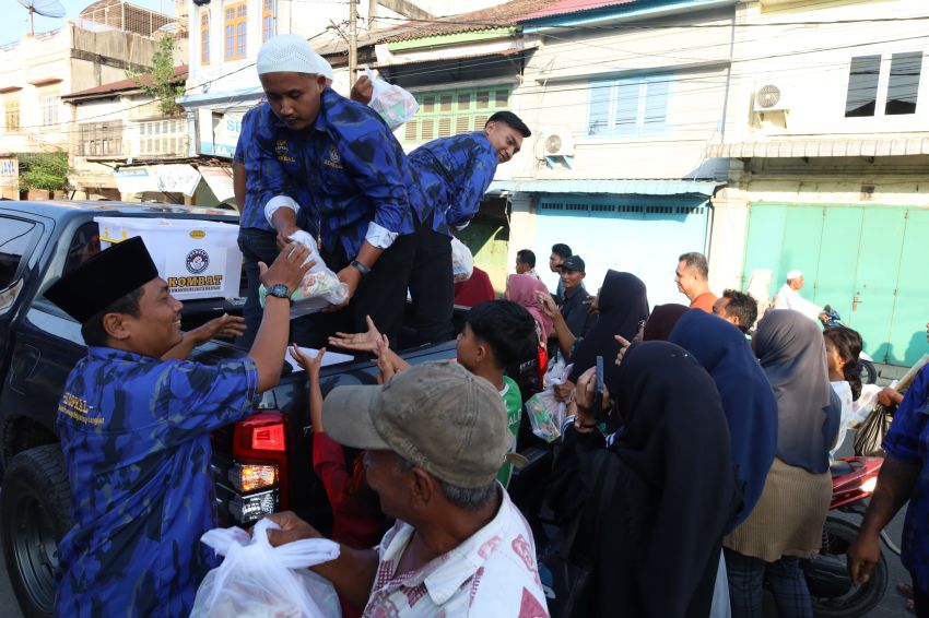 DPD Kombat Langkat Bagikan 1.447 Paket Menu Berbuka Puasa kepada Masyarakat Langkat