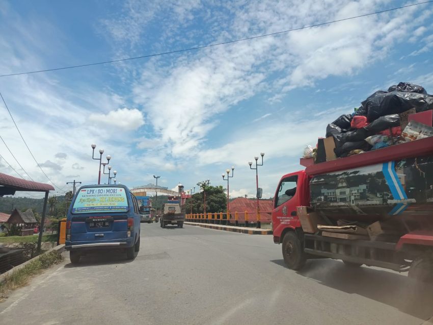 Truk Sampah Tanpa Terpal Resahkan Warga Kota Wisata Rohani Tarutung