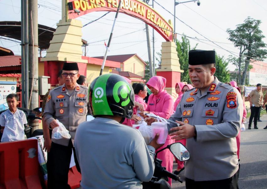 Polres Pelabuhan Belawan Bagikan Takjil kepada Warga