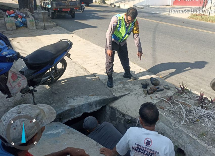 Antisipasi Banjir, Bhabinkamtibmas Pantau Pembersihan Parit di Jalan Medan KM 8