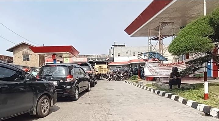 Puluhan Kendaraan Mengantri di SPBU Kawasan Jalan Sisingamangaraja Medan