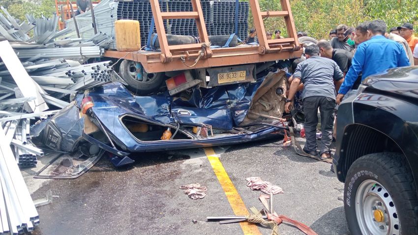 Truk Mundur Tabrak Kijang di Sitahoan, 3 Tewas