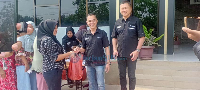 PT Surya Jaya Agung Bagikan Sirup Sambut Idulfitri kepada Warga Seibuluh