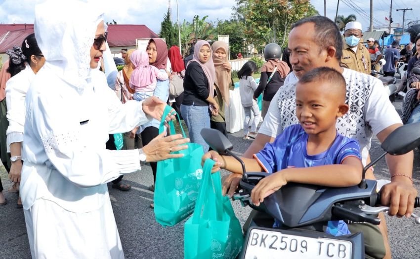 Tim PKK Simalungun Bagi Takjil