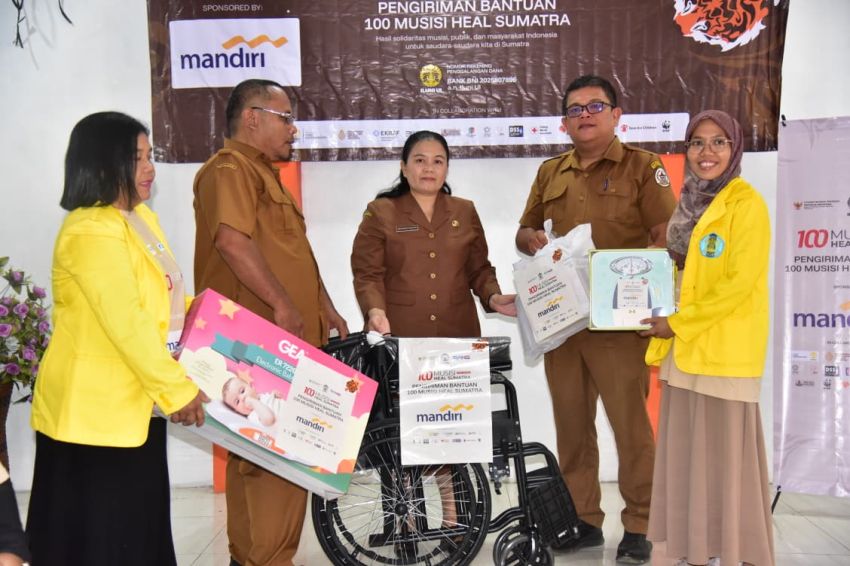 Dinkes Tapteng Terima Bantuan Alat Kesehatan dari ILUNI UI
