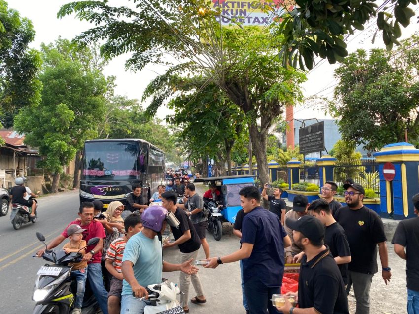 Ramadan Ceria, Komunitas FFC Kota Tebingtinggi Berbagi Takjil ke Pengguna Jalan